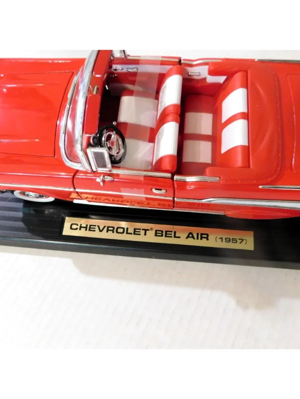 1957 Chevrolet Bel Air 1:18 Die-Cast Model Red Convertible Road Tough